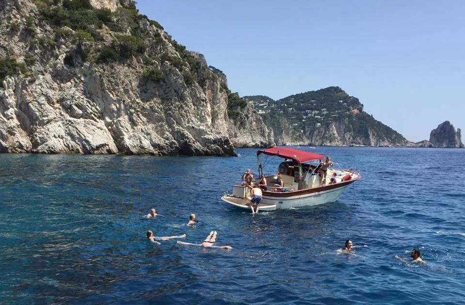 Da Sorrento: Tour Guidato in Barca a Capri