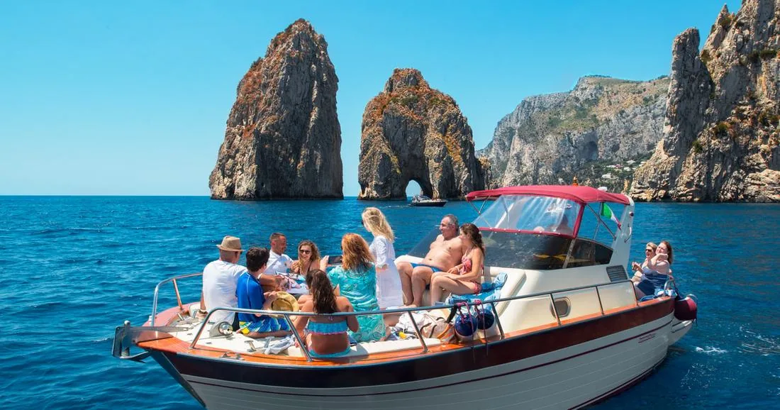 Capri: tour in barca di un giorno in piccolo gruppo