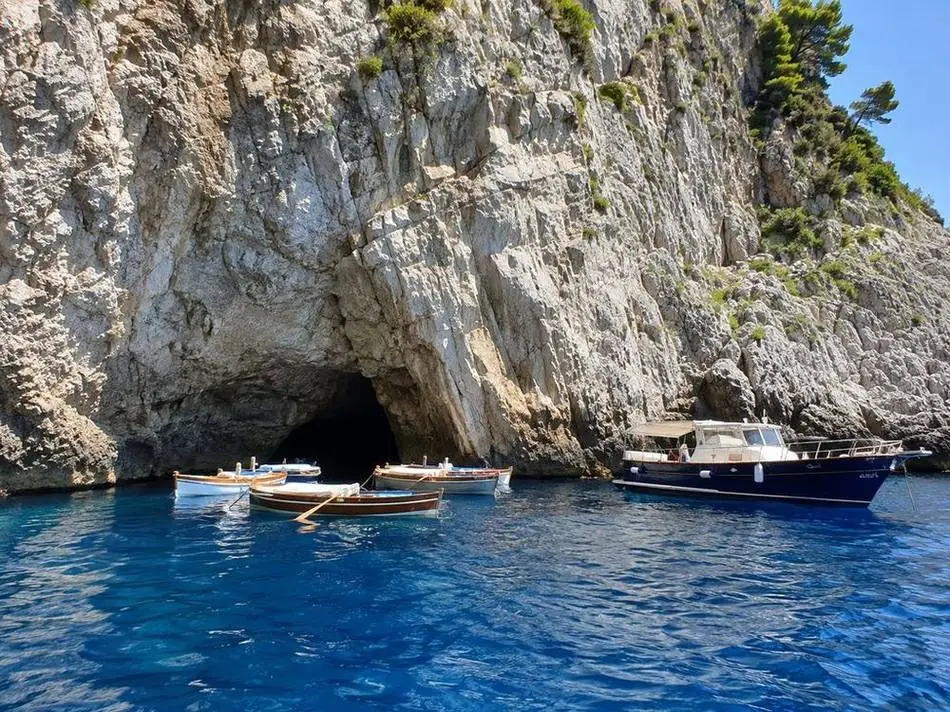 Barche a remi in attesa all'ingresso della Grotta Azzurra a Capri