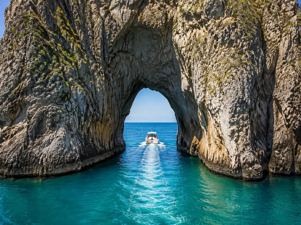 Gli scogli dei Faraglioni al largo di Capri, con l'arco nella formazione centrale