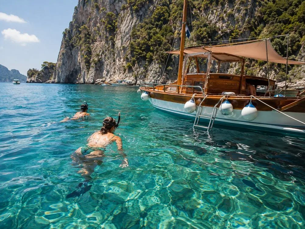 Una sosta per il bagno in acque cristalline durante un Capri Boat Tour da Sorrento.
